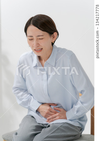 一個女人患有腹痛 134217778