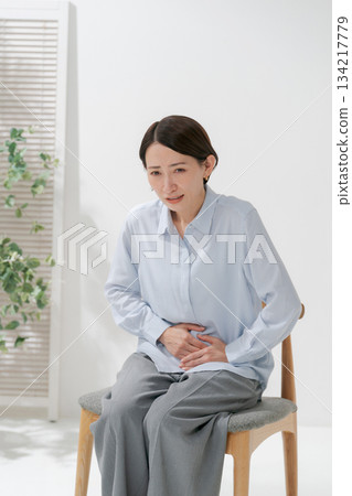 一個女人患有腹痛 134217779