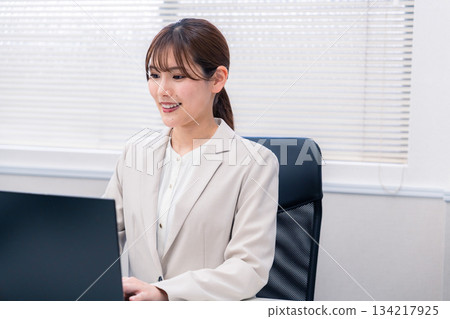 一位年輕的女公務員正在政府辦公室做文書工作。 134217925