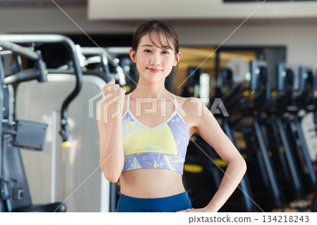 年輕女子在健身房訓練 134218243