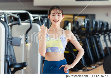 年輕女子在健身房訓練 134218244