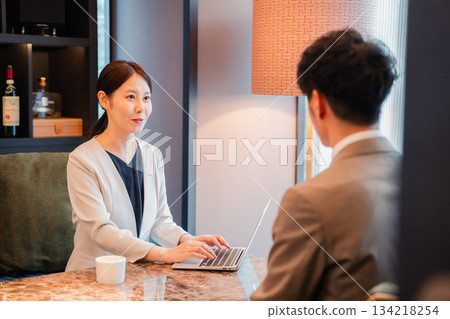 人們在飯店休息室進行商務會談 134218254