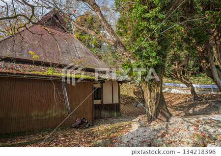 An abandoned house in the mountains of Kasagi Town, Kyoto Prefecture An abandoned house in the mountains of Kasagi Town, Kyoto Prefecture 134218396