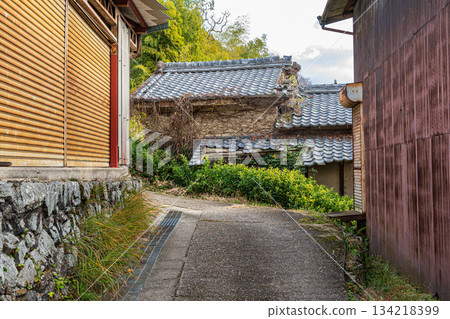 An abandoned house in the mountains of Kasagi Town, Kyoto Prefecture An abandoned house in the mountains of Kasagi Town, Kyoto Prefecture 134218399