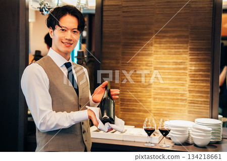 A male sommelier recommending wine 134218661