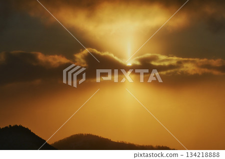 晨曦穿透雲層 134218888