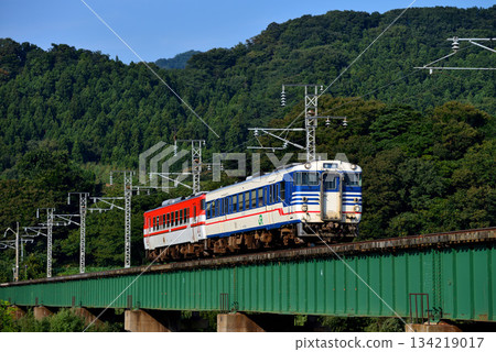 Two Kiha 47 series local trains running on the Uetsu Main Line Two Kiha 47 series local trains running on the Uetsu Main Line 134219017