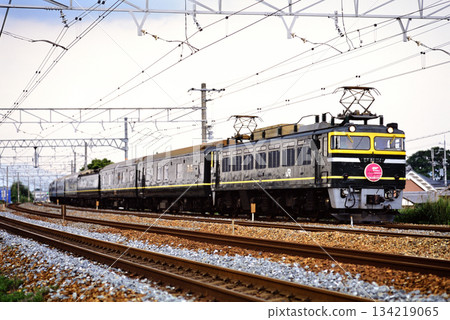 2007年 EF81114 號「暮光特快」臥舖列車行駛於東海道線 134219065