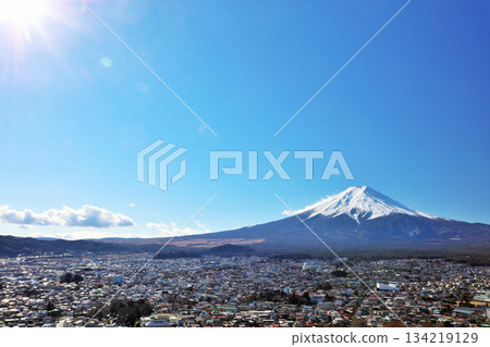 山梨縣 藍天下的富士山 134219129