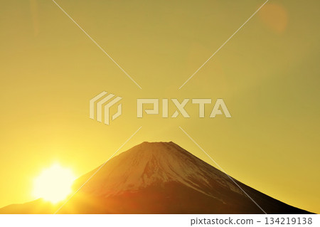 日本的黎明富士山和太陽 日本的黎明富士山和太陽 134219138
