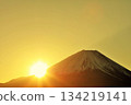 日本的黎明富士山和太陽 134219141