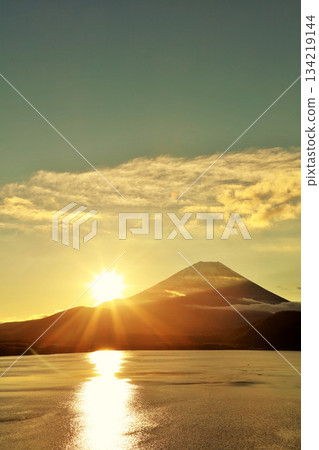 日本的黎明富士山和太陽 134219144