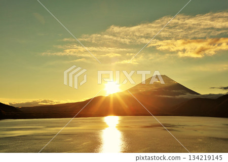 日本的黎明富士山和太陽 134219145