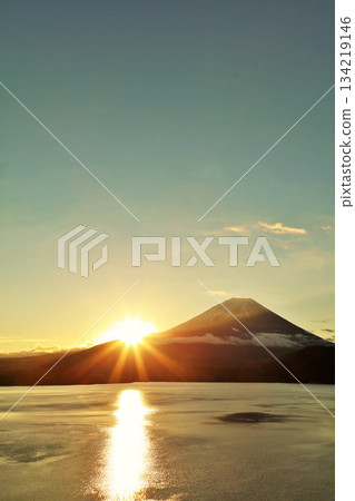 日本的黎明富士山和太陽 134219146