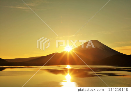 日本的黎明富士山和太陽 134219148