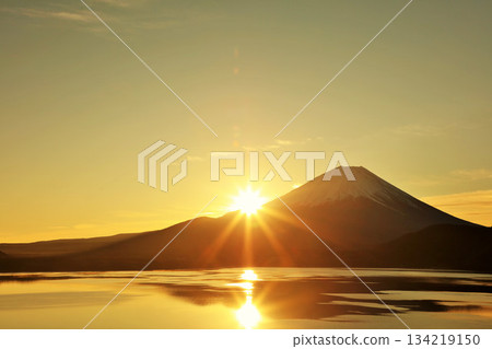 日本的黎明富士山和太陽 134219150
