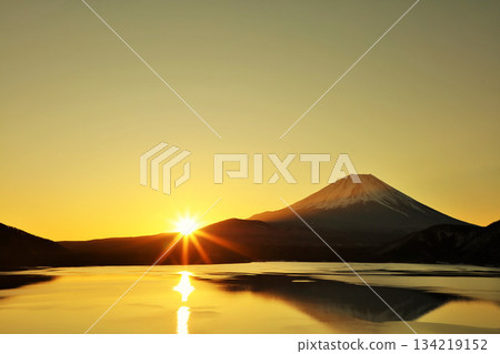 日本的黎明富士山和太陽 134219152