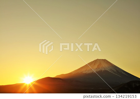 日本的黎明富士山和太陽 134219153