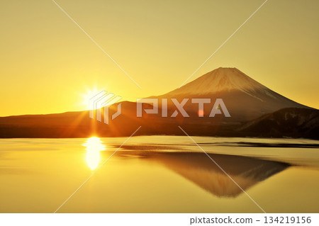 日本的黎明富士山和太陽 日本的黎明富士山和太陽 134219156
