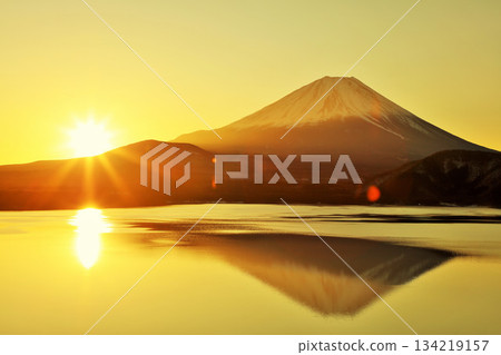 日本的黎明富士山和太陽 日本的黎明富士山和太陽 134219157