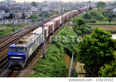 2007年，EF200-13型貨櫃貨運列車在東海道本線運行 134219162
