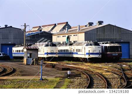 2007年:419系列列車和其他列車在工廠等待拆解。 2007年:419系列列車和其他列車在工廠等待拆解。 134219180