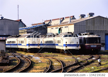 2007: 419 series trains and other trains waiting to be dismantled at a factory 134219182