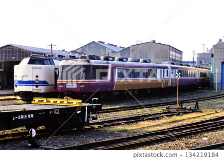 2007年:在工廠等待拆解的12系列榻榻米轎車裡,舉行了令人興奮的集體聚會。 2007年:在工廠等待拆解的12系列榻榻米轎車裡,舉行了令人興奮的集體聚會。 134219184