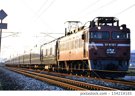 2007年EF81107型藍色列車日本海4號行駛於原北陸本線 134219185