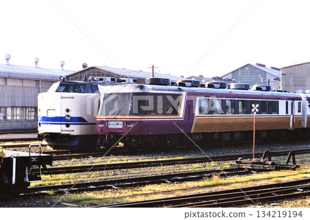 2007: Exciting gatherings in a tatami passenger car waiting to be dismantled at the factory 134219194