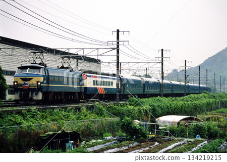 2007 EF6642 Blue Train Naha/Akatsuki running on the Tokaido Main Line 2007 EF6642 Blue Train Naha/Akatsuki running on the Tokaido Main Line 134219215