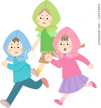 孩子們戴著防災帽奔跑 孩子們戴著防災帽奔跑 134219841