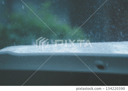 突如其來的暴雨與汽車 134220390