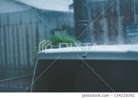 突如其來的暴雨與汽車 突如其來的暴雨與汽車 134220392