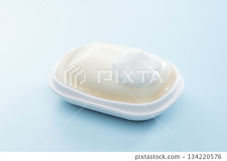 一張乾淨的日常用品圖片,一張泡沫豐富的香皂照片,背景是淺藍色背景。 一張乾淨的日常用品圖片,一張泡沫豐富的香皂照片,背景是淺藍色背景。 134220576