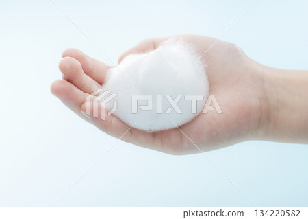 一張乾淨、健康的畫面，捕捉細小的氣泡在孩子手上擴散的瞬間。 134220582