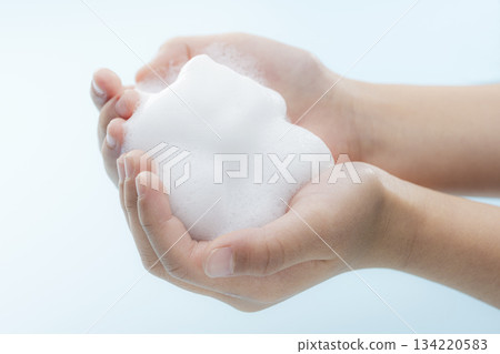 一張乾淨、健康的畫面,捕捉細小的氣泡在孩子手上擴散的瞬間。 一張乾淨、健康的畫面,捕捉細小的氣泡在孩子手上擴散的瞬間。 134220583