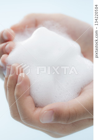 一張乾淨、健康的畫面，捕捉細小的氣泡在孩子手上擴散的瞬間。 134220584