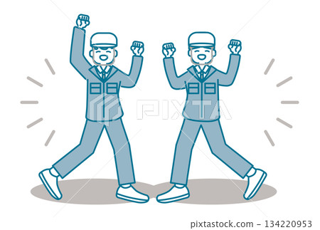 身穿工作服、頭戴頭盔的男人們熱情地揮舞著拳頭。 134220953