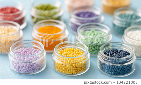 透明瓶子裡五彩繽紛的珠子（庫存照片） 134221005