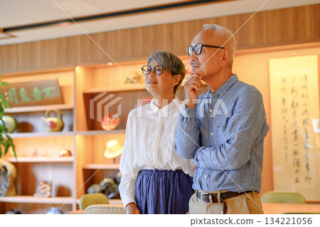 A middle-aged couple contemplating in a Japanese-style space 134221056