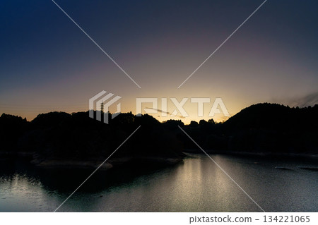 Early winter sunset at Nara Nunome Dam. From sunset to blue hour captured with a 24mm wide-angle lens. Golden Hour ③ Early winter sunset at Nara Nunome Dam. From sunset to blue hour captured with a 24mm wide-angle lens. Golden Hour ③ 134221065