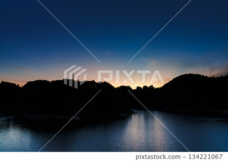 Early winter sunset at Nunome Dam in Nara. From sunset to blue hour captured with a 24mm wide-angle lens. Blue hour ① Early winter sunset at Nunome Dam in Nara. From sunset to blue hour captured with a 24mm wide-angle lens. Blue hour ① 134221067