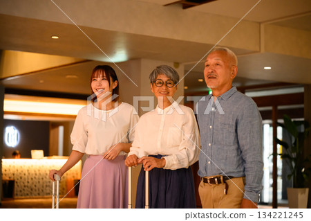飯店大廳裡，一家三代人笑容滿面。 134221245