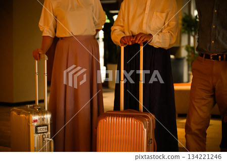 飯店大廳裡的旅客 134221246