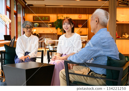 Intergenerational exchange and travel consultation. Filming cooperation: Oki Plaza Intergenerational exchange and travel consultation. Filming cooperation: Oki Plaza 134221250