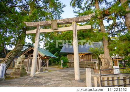 水草神社的鳥居和獅子狗的景色 水草神社的鳥居和獅子狗的景色 134221262