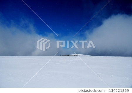 凜冽的寒冬,凜冽的寒風吹拂著白雪皚皚的田野,捲起陣陣雪煙。 凜冽的寒冬,凜冽的寒風吹拂著白雪皚皚的田野,捲起陣陣雪煙。 134221269