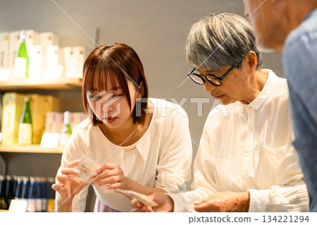 店員向一位老年顧客展示商品。 134221294