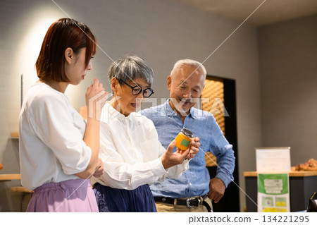 一對夫婦從店員那裡得到了關於食物的解釋。 134221295